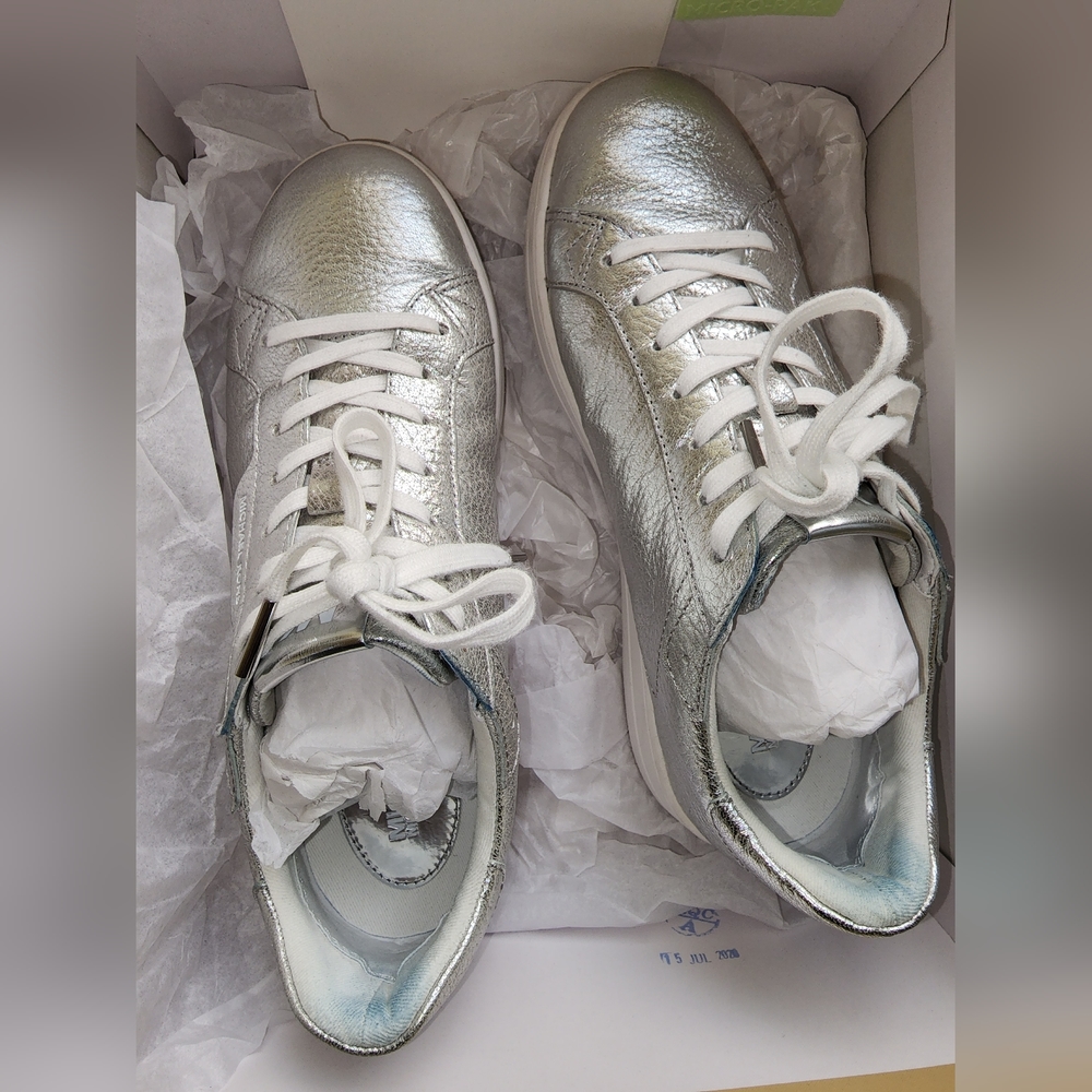 Tennis shoes